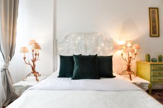 Stay in Style: Central 1BR with Vintage Touches and Balcony - Bucharest - 1