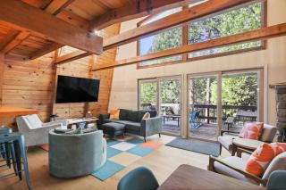 Charming Pinecrest Cabin with Private Deck - Strawberry - 0