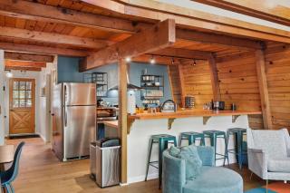 Charming Pinecrest Cabin with Private Deck - Strawberry - 2