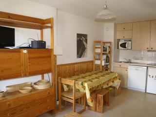 2 pièces cabine au pied des pistes, balcon, casier à skis - FR-1-557-93 - 9