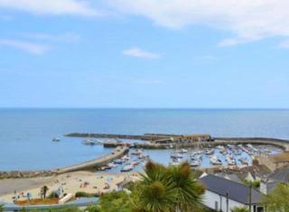 Lovely home from home apartment 8 mins walk to beach with free parking and sun deck 2 bed sleeps 4 - 9