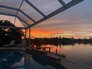 Pool, Sleeps 6, Canal View - Villa Boa Vista - Matlacha - 3