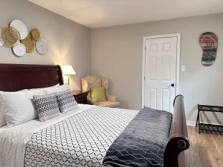 TG Craft Cottage fully fenced yard w private parking - 9
