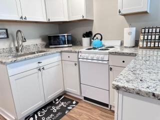 TG Craft Cottage fully fenced yard w private parking - Richmond - 4