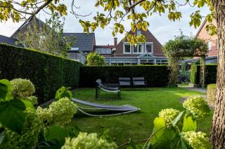ZussEnzo - STOER FAMILIEHUIS - 18P - 5SLPK - GROTE TUIN - SAUNA - OFYR BBQ - HOMECINEMA - 15MIN MAASTRICHT - 6