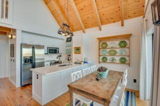 Beautiful Lake Keowee Home with Boat Dock and Fire Pit - Seneca - 4