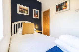 The Heart - Cosy 3 bedroom house with double driveway and Garden in Manchester - 4