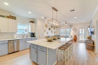 Family-Friendly Crystal Beach Home Steps to Beach - Crystal Beach - 1