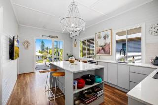 Stylish Beachouse 200m to Trendy Moffat Beach - 6