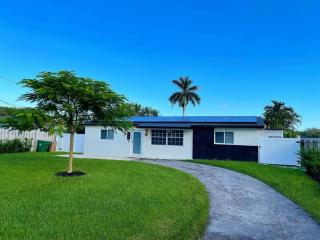 Modern pool home on the lake near Hardrock FLL airport - Davie - 9