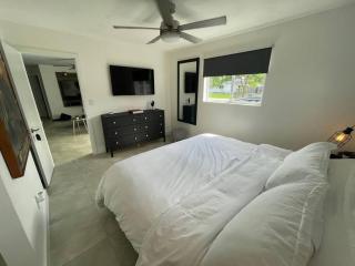 Modern pool home on the lake near Hardrock FLL airport - Davie - 8