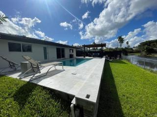 Modern pool home on the lake near Hardrock FLL airport - Davie - 5