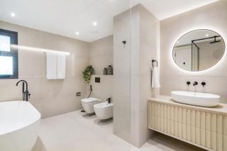 Stunning Palm Villa with Rooftop Garden, Resort Style Pool and Beach by Exclusive Holiday Homes - Dubai - 2