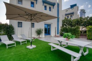 Stunning Palm Villa with Rooftop Garden, Resort Style Pool and Beach by Exclusive Holiday Homes - Dubai - 3