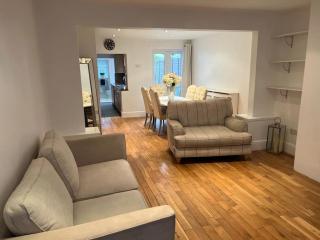 3 Bedroom Townhouse Central Brentwood - Brentwood - 5