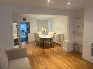 3 Bedroom Townhouse Central Brentwood - Brentwood - 2
