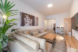 Modern Mythic Flat with Greek-Inspired Artistic - Atene - 0