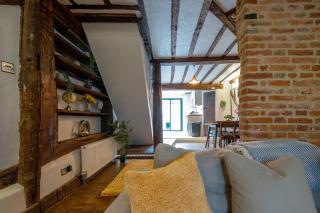 Charming 2 bedroom property - 3