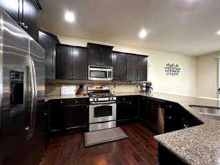 B11-Reunion Villa for relaxation, fenced yard, many BRs - Bothell - 9
