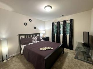 B11-Reunion Villa for relaxation, fenced yard, many BRs - Bothell - 2