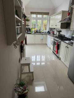 4 Bed House - Sleeps 7 - Garden - Wifi - Parking - 6