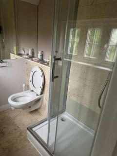 4 Bed House - Sleeps 7 - Garden - Wifi - Parking - 3
