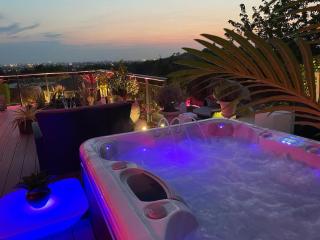 Spa de la Lune - Private love room suite with terrace and view - Air Conditioned- Double jacuzzi - Sauna - King size bed - Free WIFI - Free parking - Free breakfast - Close to CDG airport and to the North of Paris - Clichy-sous-Bois - 4