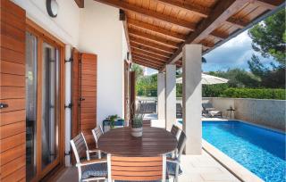 Nice Home In Peroj With Wifi - Peroj - 4