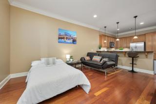 Glamorous 1BR Condo 200ft to St. Thomas Hospital - 8