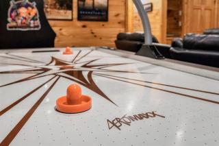 Cozy cabin, crackling fire, and hot tub magic! - Sevierville - 2