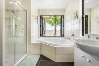 Coastal Getaway with Seaview and Deck - Auckland - 9
