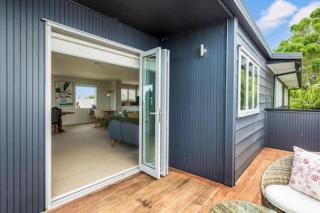 Coastal Getaway with Seaview and Deck - Auckland - 8