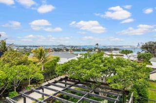 Coastal Getaway with Seaview and Deck - Auckland - 7
