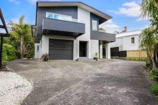 Coastal Getaway with Seaview and Deck - Auckland - 6