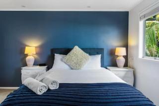 Coastal Getaway with Seaview and Deck - Auckland - 5