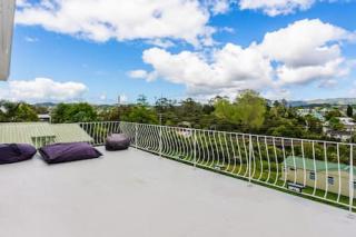 Sunny Side Getaway with views and deck - Auckland - 8