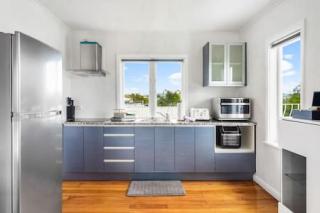 Sunny Side Getaway with views and deck - Auckland - 7
