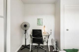 Sunny Side Getaway with views and deck - Auckland - 5