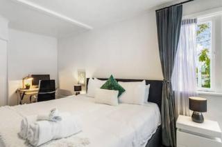 Sunny Side Getaway with views and deck - Auckland - 3