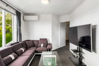 Sunny Side Getaway with views and deck - Auckland - 2