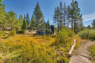 Modern Gambrel Cabin Near Ski Resorts - 0