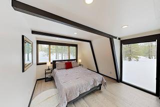 Modern Gambrel Cabin Near Ski Resorts - 6