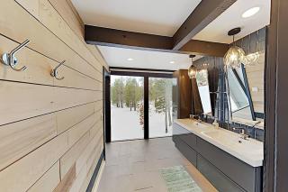Modern Gambrel Cabin Near Ski Resorts - 1