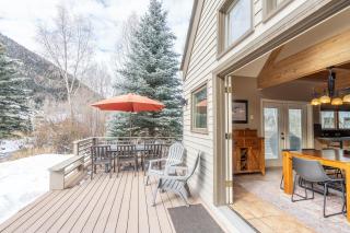 Huge Riverfront Deck, Walk Everywhere - Viking Lodge 100A condo - 2