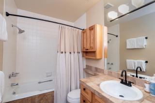 Huge Riverfront Deck, Walk Everywhere - Viking Lodge 100A condo - 1