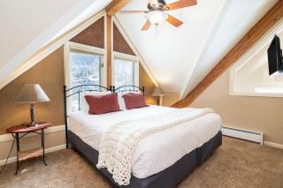 Huge Riverfront Deck, Walk Everywhere - Viking Lodge 100A condo - 2
