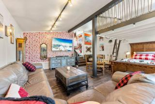 HOT TUB Firepit Sauna Peak to Peak Loft Retreat - 3