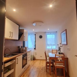 Schöne Ferienwohnung mit Balkon und Terrasse in ruhiger Lage - Helsa - 0