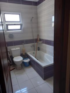 شقه كاملة الفرش بعماره حديثه للأسر أو أساتذة الأكاديميه - Alexandria - 7