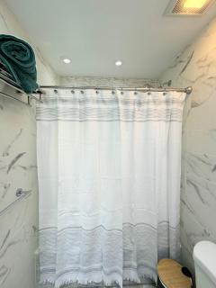 The Waltham Private Room & bathroom John F Kennedy JFK LGA Airport Manhattan Penn Station bullet-train 15 min - 2